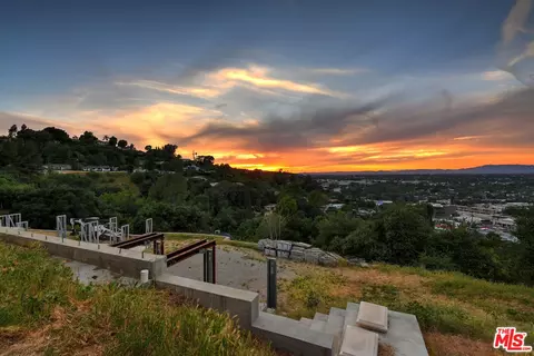 3721 Eureka Dr, Studio City, CA 91604