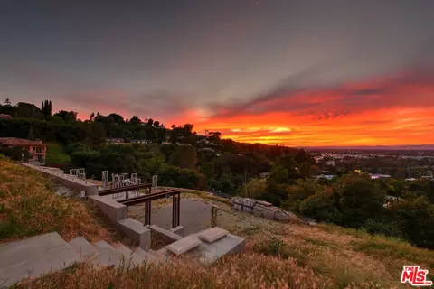 3721 Eureka Dr, Studio City, CA 91604