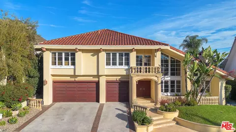 6024 Woodland View Dr, Woodland Hills, CA 91367