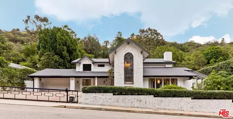 1060 Chantilly Rd, Los Angeles, CA 90077