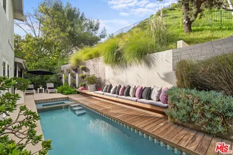 9767 Apricot Ln, Beverly Hills, CA 90210