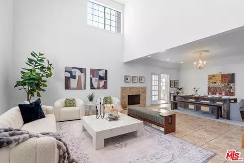 800 S Bronson Ave, Los Angeles, CA 90005