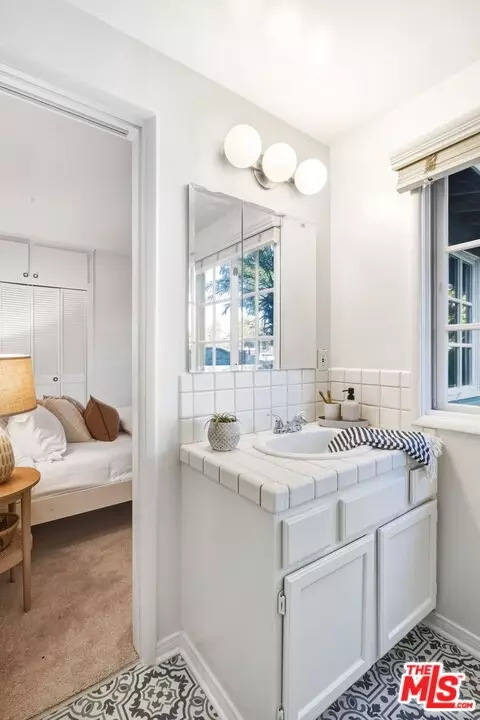Bath - 5351 Lemona Ave, Sherman Oaks, CA 91411 photo 2 of 2
