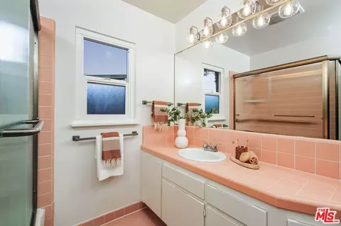 Bath - 5351 Lemona Ave, Sherman Oaks, CA 91411 photo 1 of 2