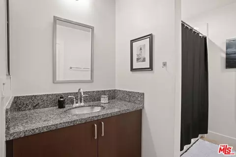 Bath - 25 Delancy, Irvine, CA 92612 photo 6 of 6