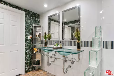 Bath - 1750 E Ocean Blvd #1407, Long Beach, CA 90802 photo 2 of 3