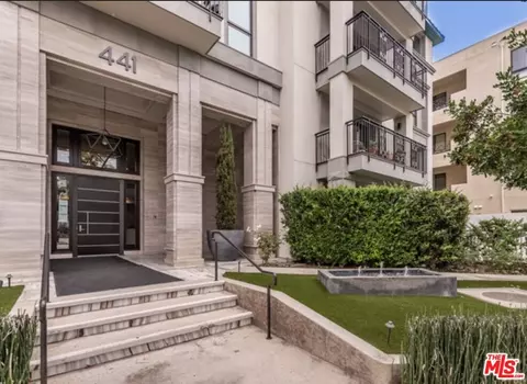 441 S Barrington Ave #209, Los Angeles, CA 90049