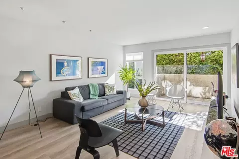 8400 De Longpre Ave #102, West Hollywood, CA 90069