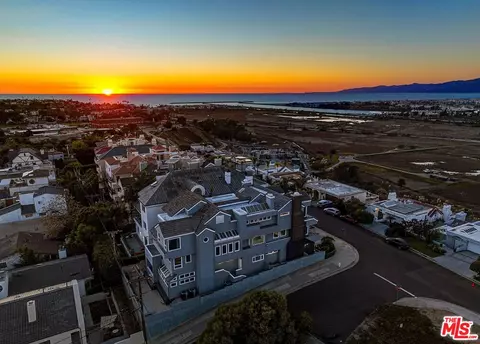 7800 Veragua Dr, Playa Del Rey, CA 90293