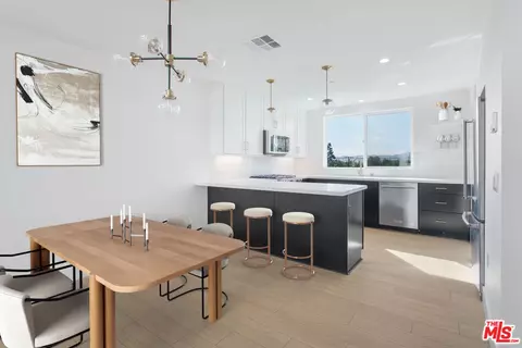 11224 W Lyon Ln, North Hollywood, CA 91606