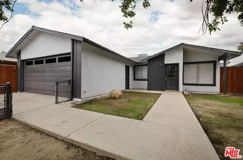 1040 Iris St, Wasco, CA 93280 photo 2