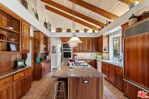 Kitchen - 525 Valley Vista Dr, Camarillo, CA 93010 photo 2 of 3