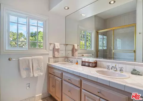 Bath - 525 Valley Vista Dr, Camarillo, CA 93010 photo 6 of 8