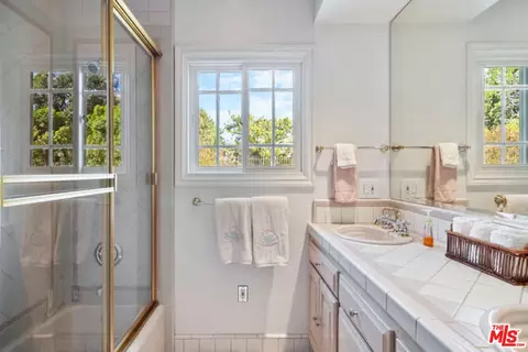 Bath - 525 Valley Vista Dr, Camarillo, CA 93010 photo 5 of 8