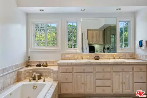 Bath - 525 Valley Vista Dr, Camarillo, CA 93010 photo 2 of 8