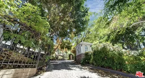 2700 Cahuenga Blvd #2205, Los Angeles, CA 90068