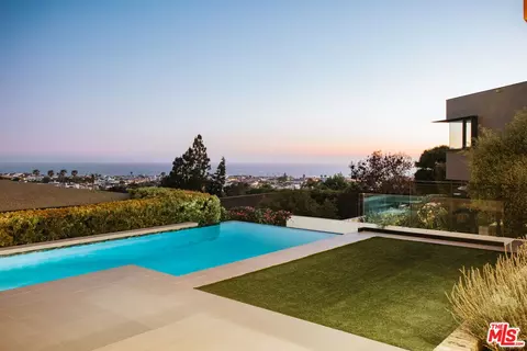 934 1st St, Manhattan Beach, CA 90266