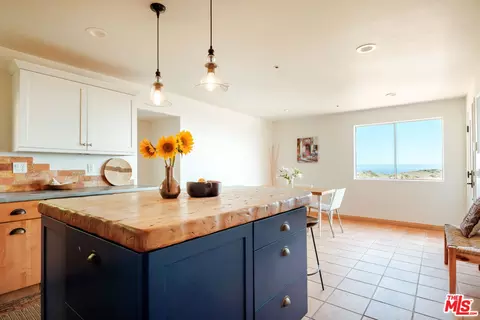 Kitchen - 3029 Sequit Dr, Malibu, CA 90265 photo 3 of 4