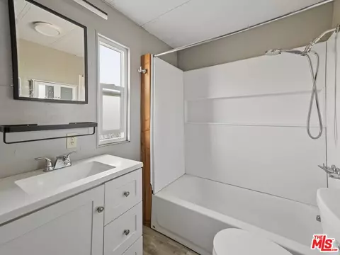 Bath - 22125 Loop Dr, Redding, CA 96003 photo 2 of 2
