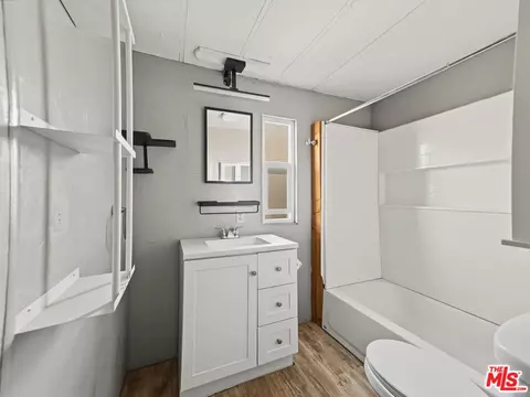 Bath - 22125 Loop Dr, Redding, CA 96003 photo 1 of 2