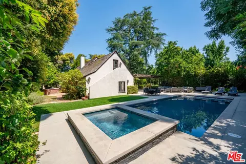 23057 Sylvan St, Woodland Hills, CA 91367