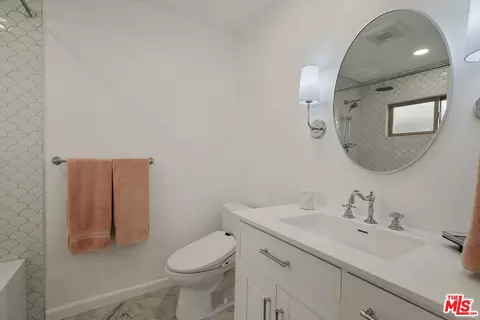 Bath - 535 E Walnut Ave #B, El Segundo, CA 90245 photo 2 of 4
