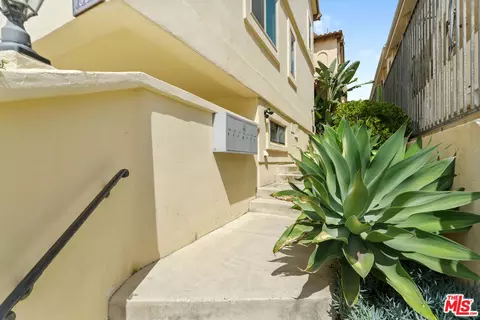 Exterior - 535 E Walnut Ave #B, El Segundo, CA 90245 photo 1 of 3