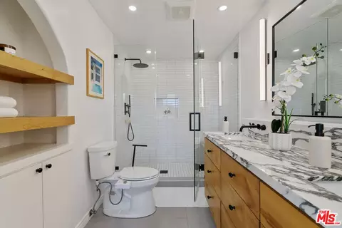 Bath - 535 E Walnut Ave #B, El Segundo, CA 90245 photo 1 of 4