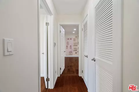 Entry Way - 535 E Walnut Ave #B, El Segundo, CA 90245 photo 2 of 2