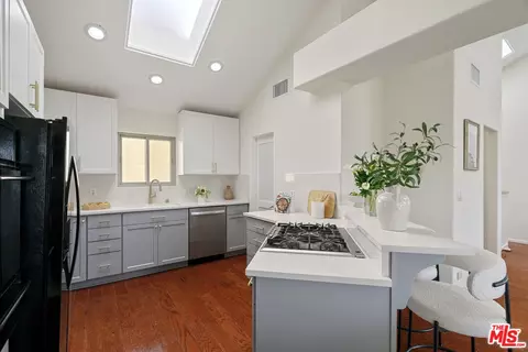 Kitchen - 535 E Walnut Ave #B, El Segundo, CA 90245 photo 1 of 2