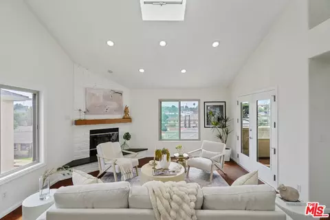 Living - 535 E Walnut Ave #B, El Segundo, CA 90245 photo 1 of 2