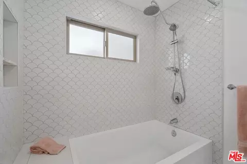 Bath - 535 E Walnut Ave #B, El Segundo, CA 90245 photo 3 of 4