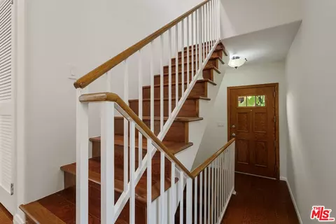 Entry Way - 535 E Walnut Ave #B, El Segundo, CA 90245 photo 1 of 2