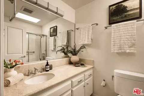 Bath - 1141 17th St #4, Santa Monica, CA 90403 photo 3 of 4