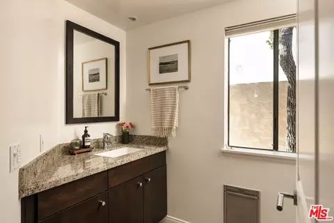 Bath - 1141 17th St #4, Santa Monica, CA 90403 photo 4 of 4