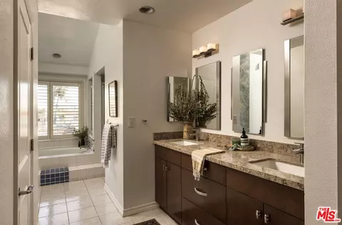 Bath - 1141 17th St #4, Santa Monica, CA 90403 photo 1 of 4
