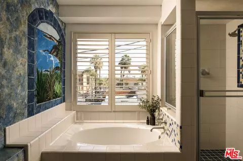 Bath - 1141 17th St #4, Santa Monica, CA 90403 photo 2 of 4