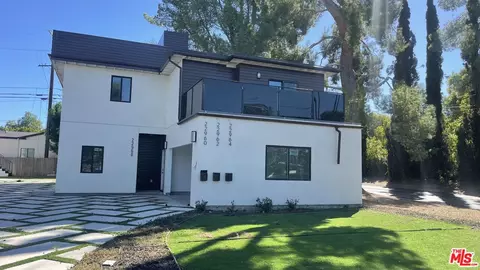 22960 Ostronic Dr, Woodland Hills, CA 91367