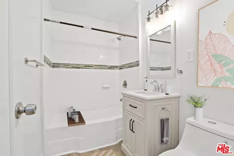 Bath - 6068 Atlantic Ave, Long Beach, CA 90805 photo 1 of 2