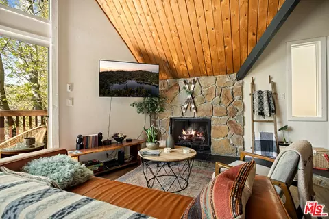Living - 26364 Thunderbird Dr, Lake Arrowhead, CA 92352 photo 2 of 4