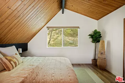 Bedroom - 26364 Thunderbird Dr, Lake Arrowhead, CA 92352 photo 3 of 9