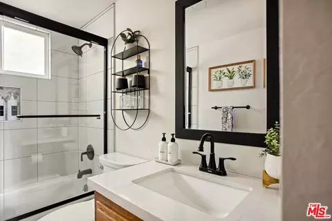 Bath - 26364 Thunderbird Dr, Lake Arrowhead, CA 92352 photo 3 of 3