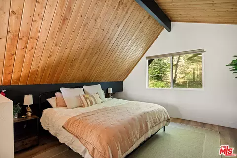 Bedroom - 26364 Thunderbird Dr, Lake Arrowhead, CA 92352 photo 1 of 9