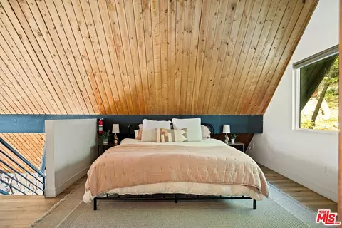 Bedroom - 26364 Thunderbird Dr, Lake Arrowhead, CA 92352 photo 2 of 9