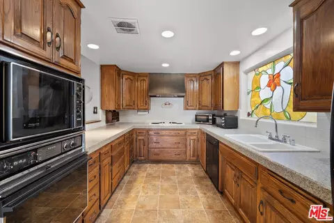 Kitchen - 707 E Palm Ave Apt A B C D Ave #A, B, C, D, Burbank, CA 91501 photo 2 of 4