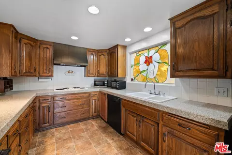 Kitchen - 707 E Palm Ave Apt A B C D Ave #A, B, C, D, Burbank, CA 91501 photo 1 of 4