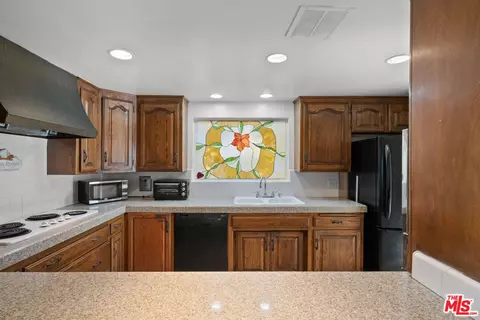 Kitchen - 707 E Palm Ave Apt A B C D Ave #A, B, C, D, Burbank, CA 91501 photo 3 of 4