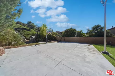 Exterior - 28016 Eddie Ln, Santa Clarita, CA 91350 photo 6 of 8