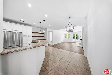 Entry Way - 28016 Eddie Ln, Santa Clarita, CA 91350 photo 3 of 4