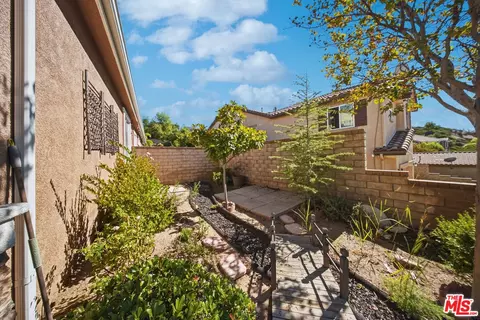 Exterior - 28016 Eddie Ln, Santa Clarita, CA 91350 photo 8 of 8